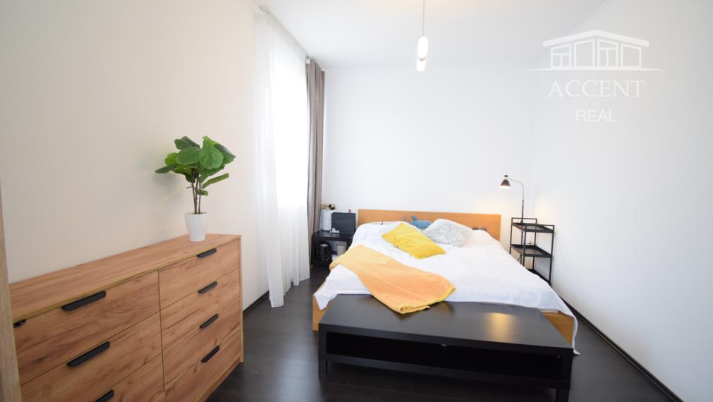 BYT V UZAVRETOM AREÁLI S KRÁSNOU VEĽKOU TERASOU A PARKOVACÍM MIESTOM (151,38m2)