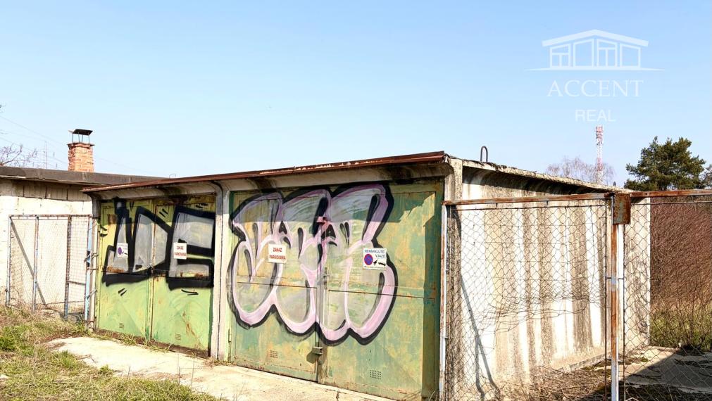 DVE SAMOSTATNÉ GARÁŽE PLUS POZEMOK DÚBRAVKA ULICA NA VRÁTKACH - 449M2