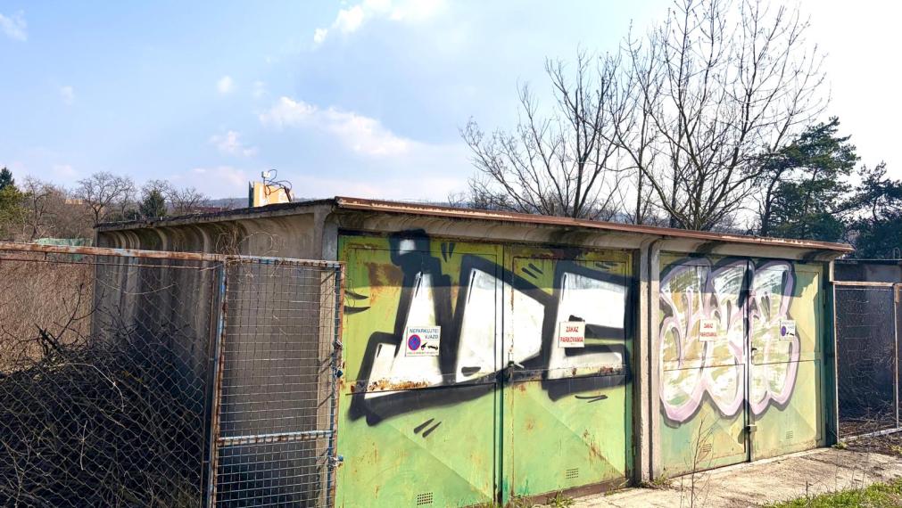 DVE SAMOSTATNÉ GARÁŽE PLUS POZEMOK DÚBRAVKA ULICA NA VRÁTKACH - 449M2