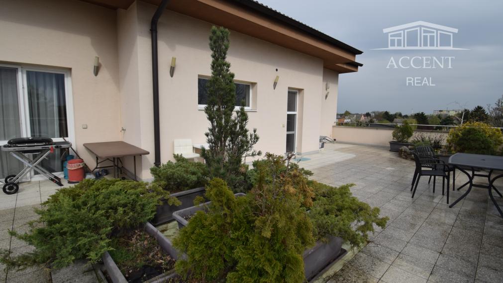 BYT V UZAVRETOM AREÁLI S KRÁSNOU VEĽKOU TERASOU A PARKOVACÍM MIESTOM (151,38m2)