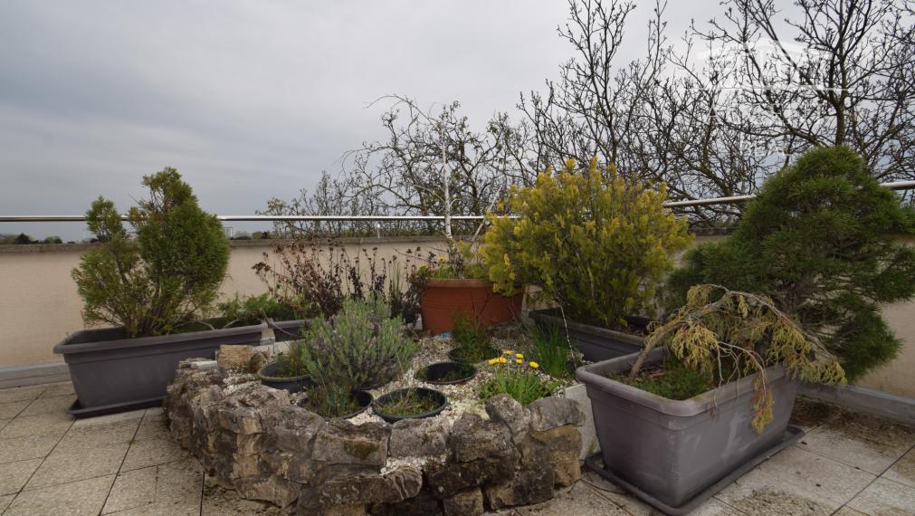 BYT V UZAVRETOM AREÁLI S KRÁSNOU VEĽKOU TERASOU A PARKOVACÍM MIESTOM (151,38m2)