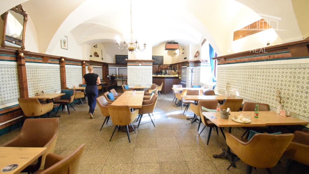 NÁDHERNÁ HISTORICKÁ BUDOVA   V CENTRE BANSKEJ BYSTRICE (1700m2)