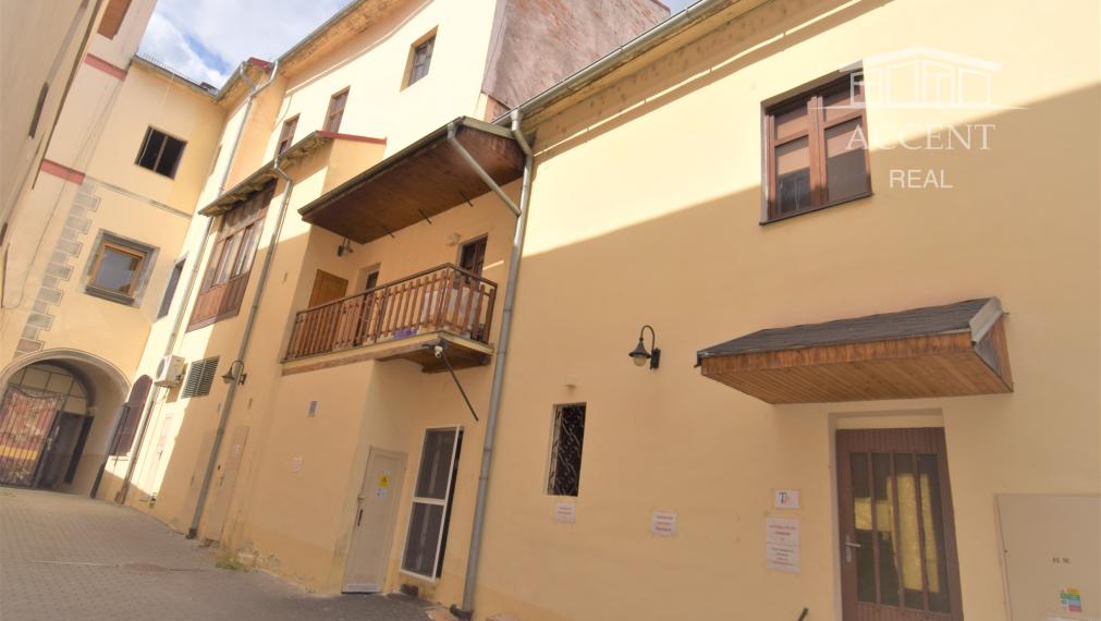 NÁDHERNÁ HISTORICKÁ BUDOVA   V CENTRE BANSKEJ BYSTRICE (1700m2)