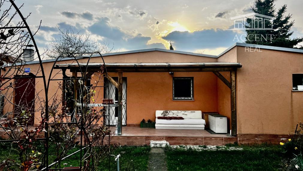 CELOROČNE OBÝVATEĽNÁ 2- IZBOVÁ CHATA SO SÚPISNÝM ČÍSLOM, S TERASOU, PARKOVACÍMI MIESTAMI A KRÁSNOU ZÁHRADOU