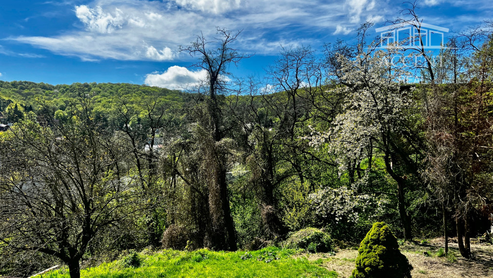 DVOJPODLAŽNÁ VILA (279M2) S PEKNÝM ROVINATÝM POZEMKOM(592M2) A NÁDHERNÝM VÝHĽADOM  - 6 PARKOVACÍCH MIEST