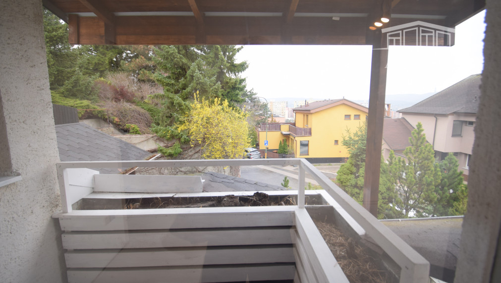 DVOJPODLAŽNÁ VILA (279M2) S PEKNÝM ROVINATÝM POZEMKOM(592M2) A NÁDHERNÝM VÝHĽADOM  - 6 PARKOVACÍCH MIEST