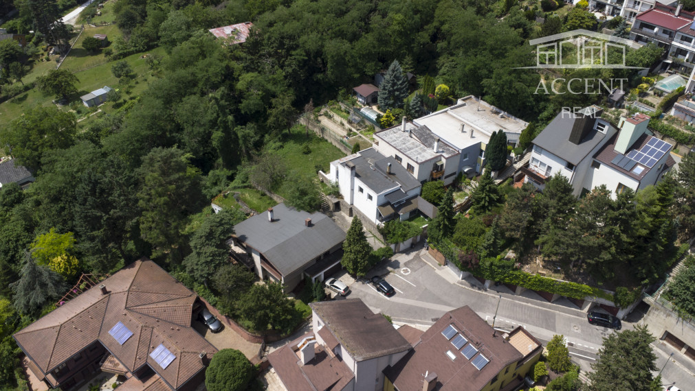 DVOJPODLAŽNÁ VILA (279M2) S PEKNÝM ROVINATÝM POZEMKOM(592M2) A NÁDHERNÝM VÝHĽADOM  - 6 PARKOVACÍCH MIEST