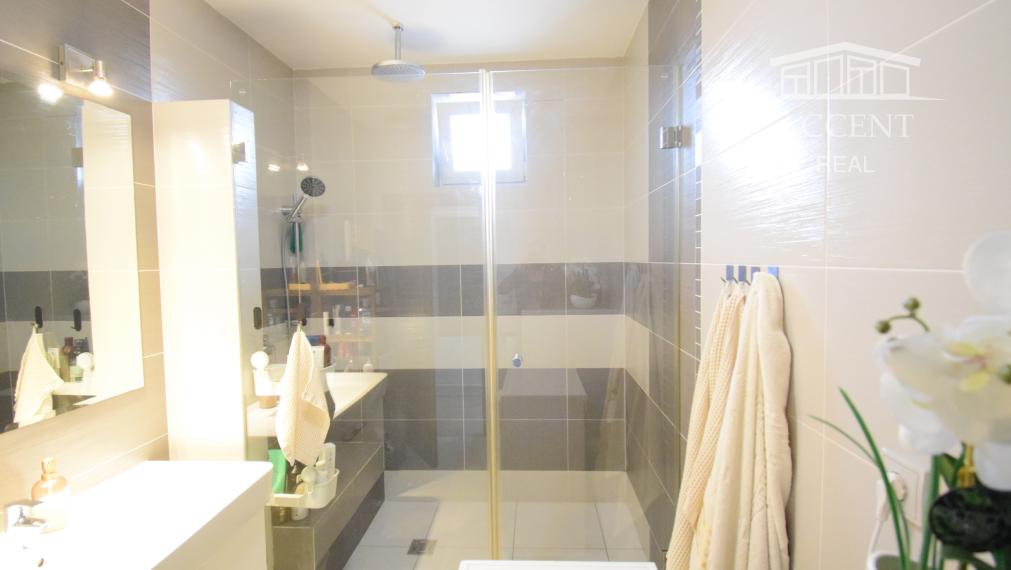 2 IZBOVÝ BYT V UZAVRETOM AREÁLI S KRÁSNOU VEĽKOU TERASOU A PARKOVACÍM MIESTOM (151,38m2)