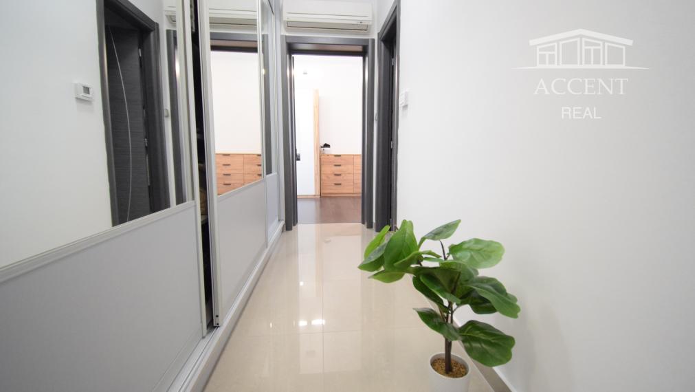 2 IZBOVÝ BYT V UZAVRETOM AREÁLI S KRÁSNOU VEĽKOU TERASOU A PARKOVACÍM MIESTOM (151,38m2)