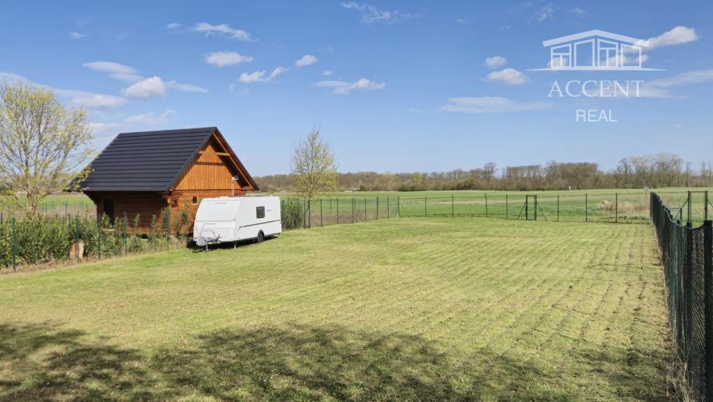 PEKNÝ OPLOTENÝ SLNEČNÝ POZEMOK (1000M2) V ČUNOVE