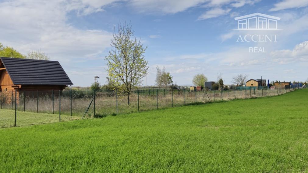 PEKNÝ OPLOTENÝ SLNEČNÝ POZEMOK (1000M2) V ČUNOVE