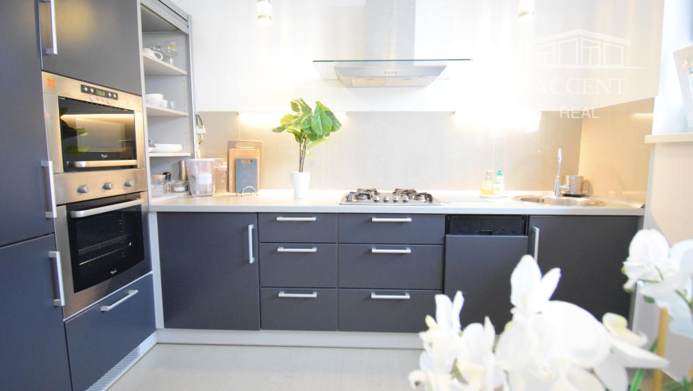 BYT V UZAVRETOM AREÁLI S KRÁSNOU VEĽKOU TERASOU A PARKOVACÍM MIESTOM (151,38m2)