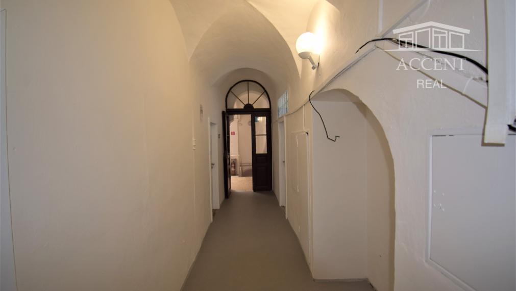 NÁDHERNÁ HISTORICKÁ BUDOVA   V CENTRE BANSKEJ BYSTRICE (1700m2)