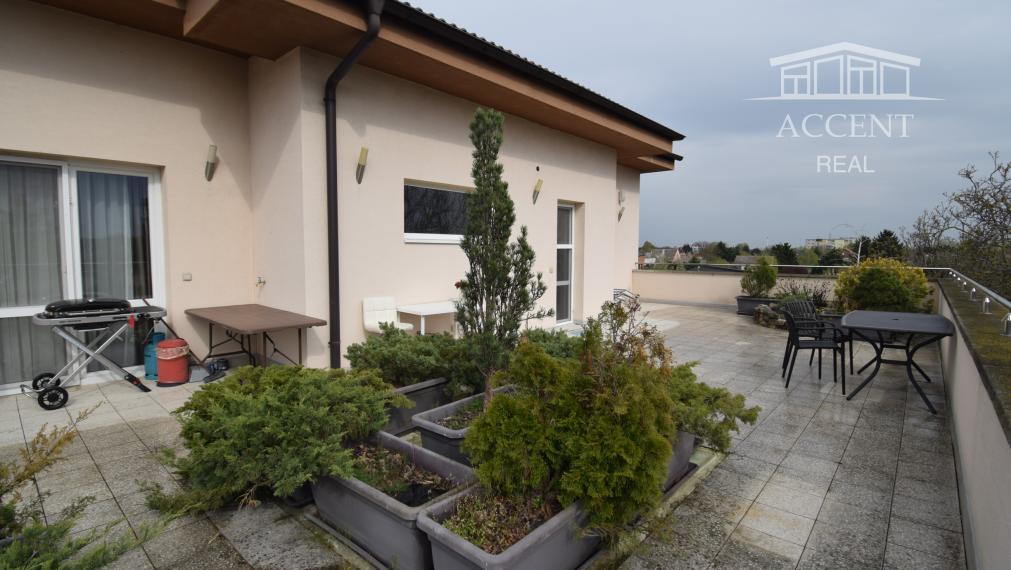 BYT V UZAVRETOM AREÁLI S KRÁSNOU VEĽKOU TERASOU A PARKOVACÍM MIESTOM (151,38m2)