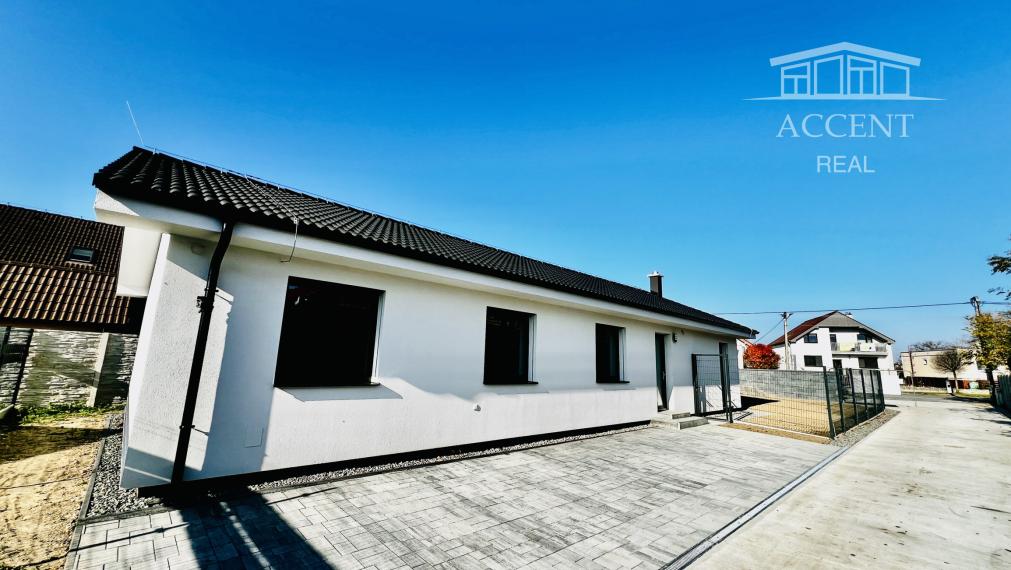 VEĽMI PEKNÝ,PRIESTRANNÝ 4-IZBOVÝ BUNGALOV(128M2)  V KVALITNOM ŠTANDARDE AJ S KUCHYŇOU (128M2), POZEMOK 403M2, TERASA AJ KOMPLET OPLOTENIE V CENE A ĎALŠIE BENEFITY