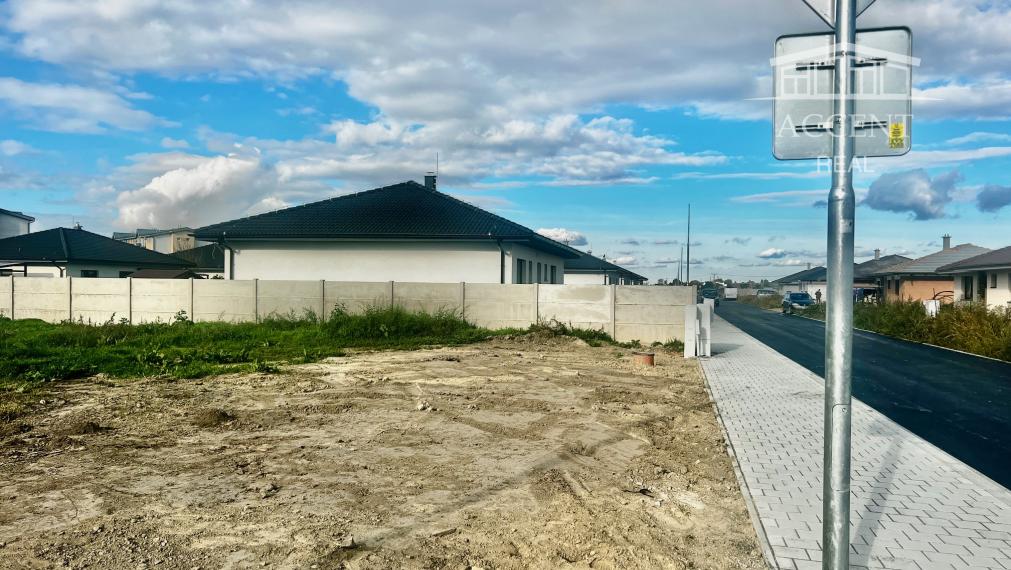 ROŽNÝ STAVEBNÝ POZEMOK (607M2)SO SIEŤAMI V NOVEJ LOKALITE RODINNÝCH DOMOV - MOST PRI BRATISLAVE