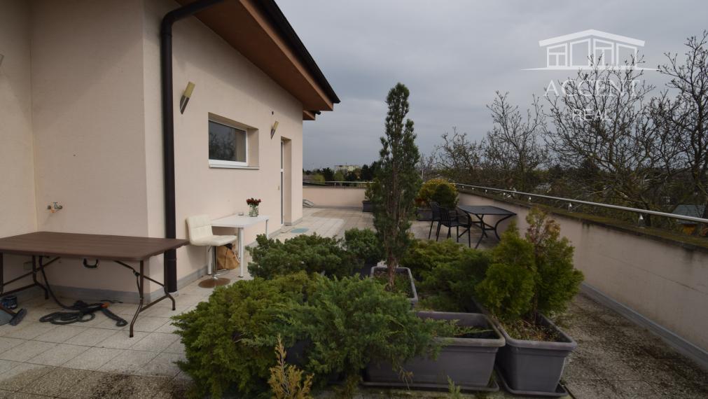 BYT V UZAVRETOM AREÁLI S KRÁSNOU VEĽKOU TERASOU A PARKOVACÍM MIESTOM (151,38m2)