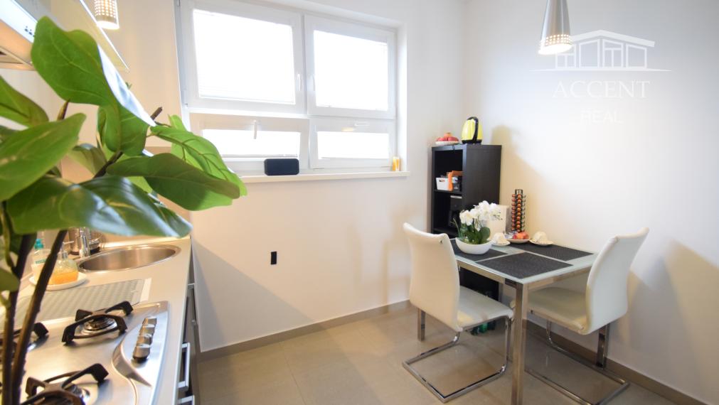 BYT V UZAVRETOM AREÁLI S KRÁSNOU VEĽKOU TERASOU A PARKOVACÍM MIESTOM (151,38m2)