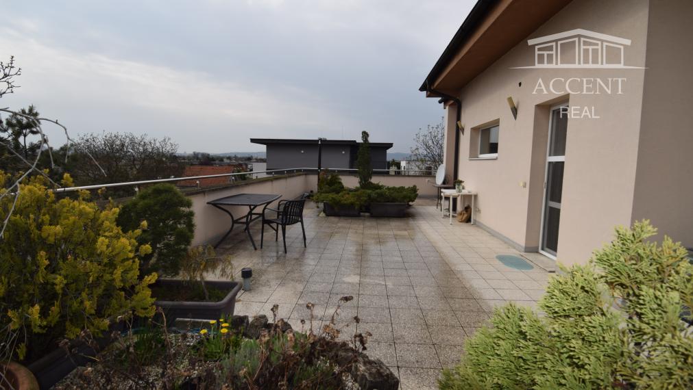 BYT V UZAVRETOM AREÁLI S KRÁSNOU VEĽKOU TERASOU A PARKOVACÍM MIESTOM (151,38m2)