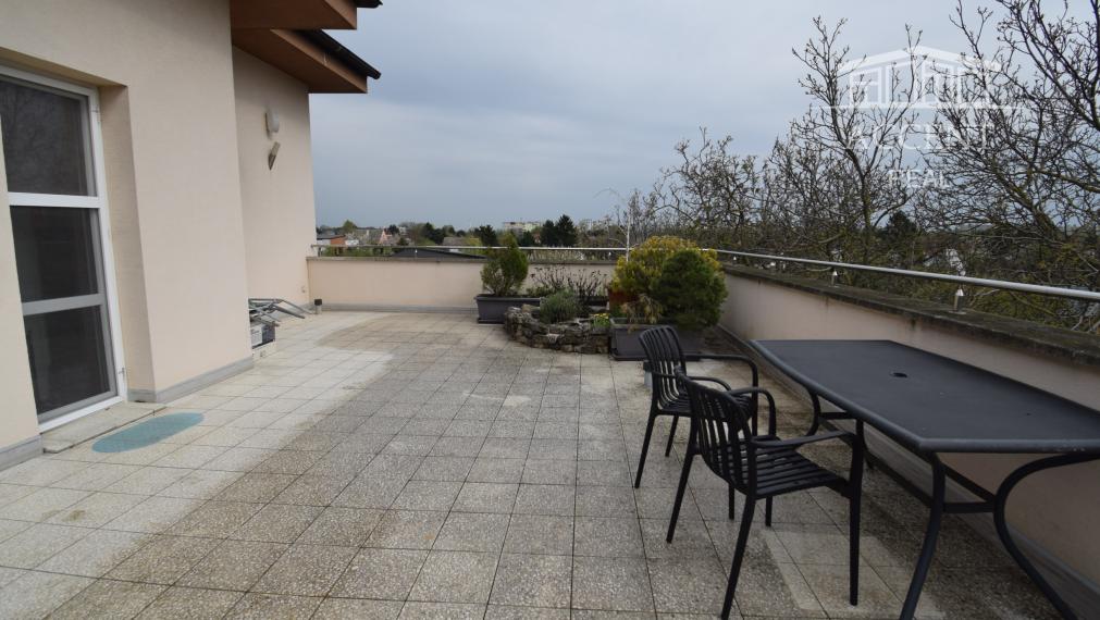 BYT V UZAVRETOM AREÁLI S KRÁSNOU VEĽKOU TERASOU A PARKOVACÍM MIESTOM (151,38m2)