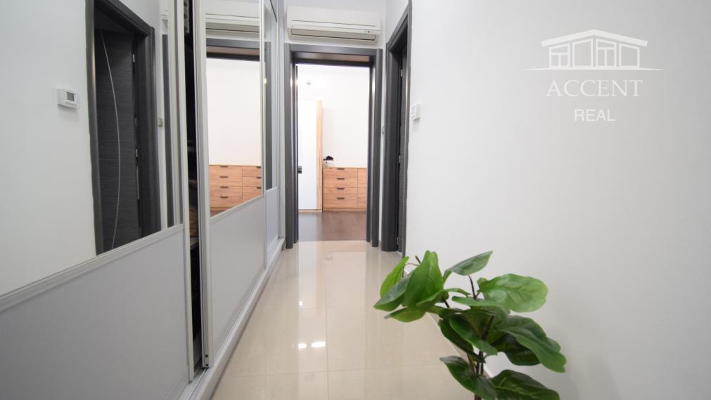 BYT V UZAVRETOM AREÁLI S KRÁSNOU VEĽKOU TERASOU A PARKOVACÍM MIESTOM (151,38m2)