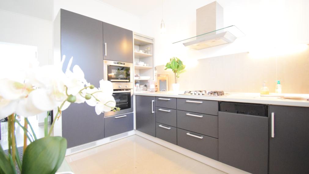 2 IZBOVÝ BYT V UZAVRETOM AREÁLI S KRÁSNOU VEĽKOU TERASOU A PARKOVACÍM MIESTOM (151,38m2)