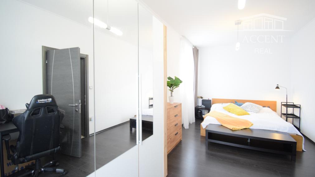 2 IZBOVÝ BYT V UZAVRETOM AREÁLI S KRÁSNOU VEĽKOU TERASOU A PARKOVACÍM MIESTOM (151,38m2)