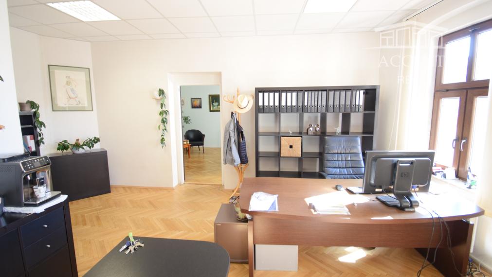 NÁDHERNÁ HISTORICKÁ BUDOVA   V CENTRE BANSKEJ BYSTRICE (1700m2)