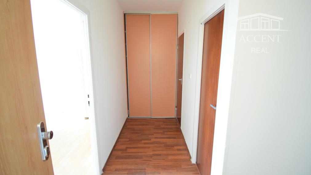 VEĽKORYSÝ 1 IZBOVÝ BYT SO SAMOSTATNOU KUCHYŇOU