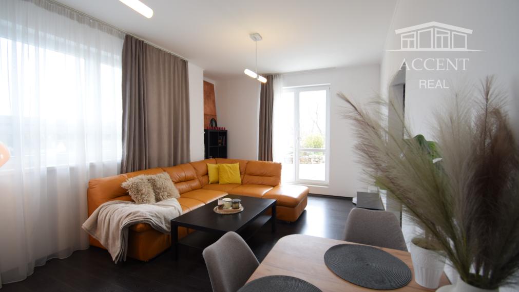 BYT V UZAVRETOM AREÁLI S KRÁSNOU VEĽKOU TERASOU A PARKOVACÍM MIESTOM (151,38m2)