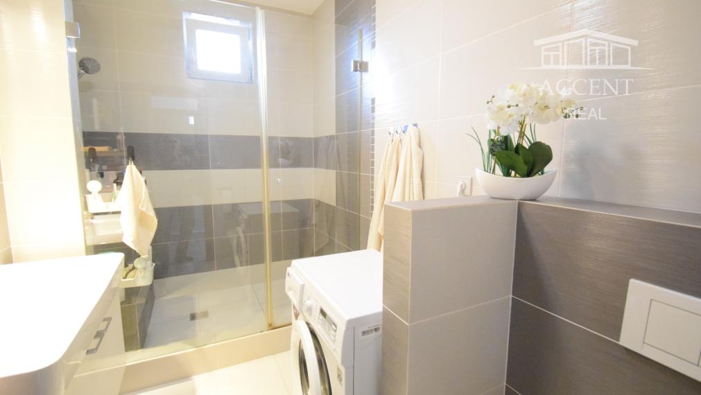 2 IZBOVÝ BYT V UZAVRETOM AREÁLI S KRÁSNOU VEĽKOU TERASOU A PARKOVACÍM MIESTOM (151,38m2)