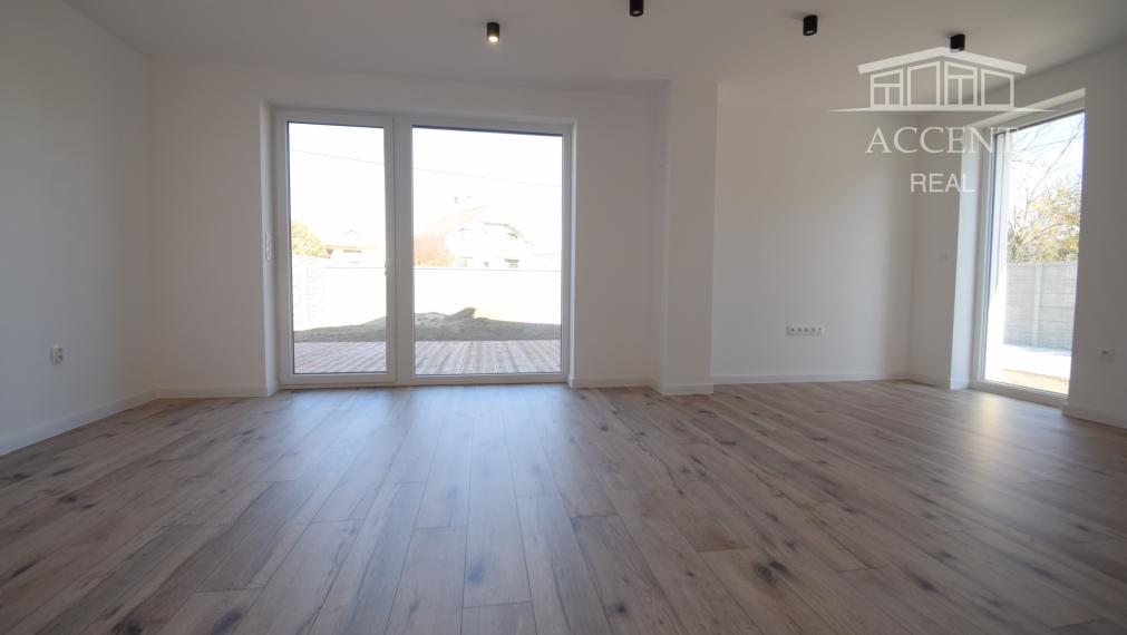 VEĽMI PEKNÝ, PRIESTRANNÝ 4-IZBOVÝ BUNGALOV(128M2) V NADŠTANDARDE AJ S KUCHYŇOU A SPOTREBIČMI,  POZEMOK 345M2, TERASA, EXT. ŽALÚZIE AJ PLOT V CENE