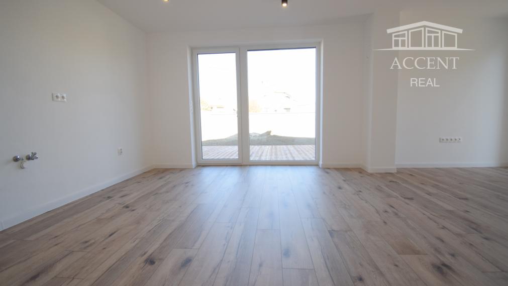 VEĽMI PEKNÝ, PRIESTRANNÝ 4-IZBOVÝ BUNGALOV(128M2) V NADŠTANDARDE AJ S KUCHYŇOU A SPOTREBIČMI,  POZEMOK 345M2, TERASA, EXT. ŽALÚZIE AJ PLOT V CENE