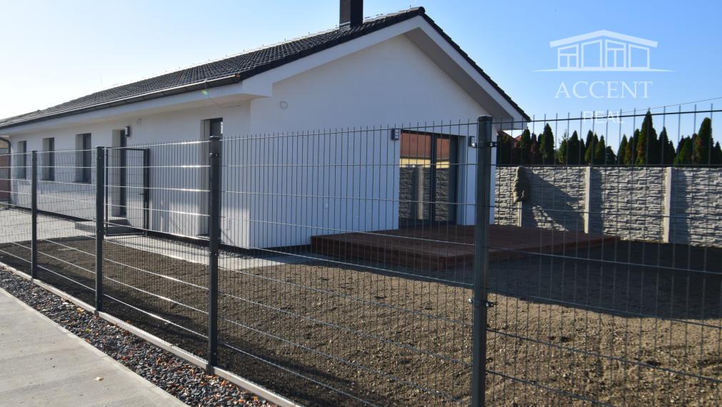 VEĽMI PEKNÝ, PRIESTRANNÝ 4-IZBOVÝ BUNGALOV(128M2) V NADŠTANDARDE AJ S KUCHYŇOU A SPOTREBIČMI,  POZEMOK 345M2, TERASA, EXT. ŽALÚZIE AJ PLOT V CENE
