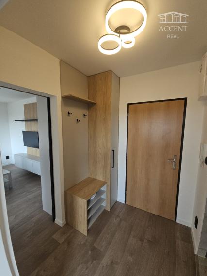 PRENÁJOM PEKNÉHO, NOVÉHO,KOMPLETNE ZREKONŠTRUOVANÉHO 2 IZBOVÉHO BYTU NA STREČIANSKEJ ULICI S PIVNIČNOU KOBKOU