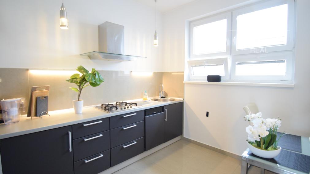 2 IZBOVÝ BYT V UZAVRETOM AREÁLI S KRÁSNOU VEĽKOU TERASOU A PARKOVACÍM MIESTOM (151,38m2)