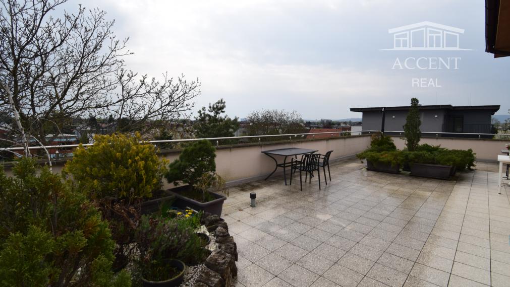 BYT V UZAVRETOM AREÁLI S KRÁSNOU VEĽKOU TERASOU A PARKOVACÍM MIESTOM (151,38m2)