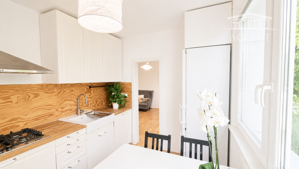 PREDAJ KOMPLETNE ZREKONŠTROVANÉHO 3 IZBOVÉHO BYTU S LÓGIOU A PIVNIČNOU KOBKOU V NÍZKOM PANELOVOM DOME S VÝŤAHOM