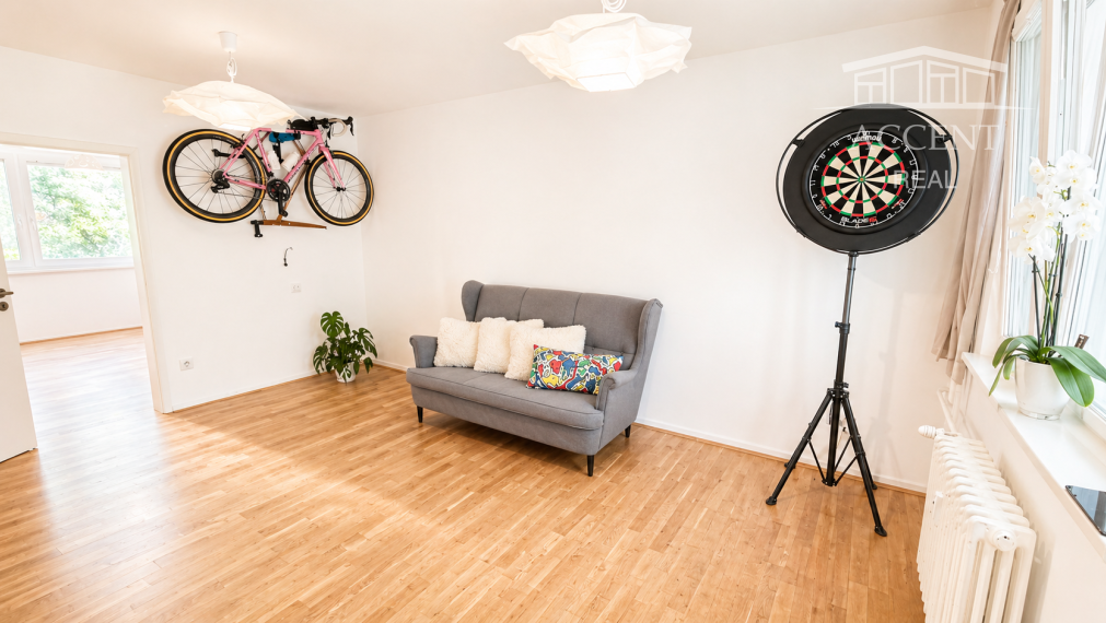 PREDAJ KOMPLETNE ZREKONŠTROVANÉHO 3 IZBOVÉHO BYTU S LÓGIOU A PIVNIČNOU KOBKOU V NÍZKOM PANELOVOM DOME S VÝŤAHOM