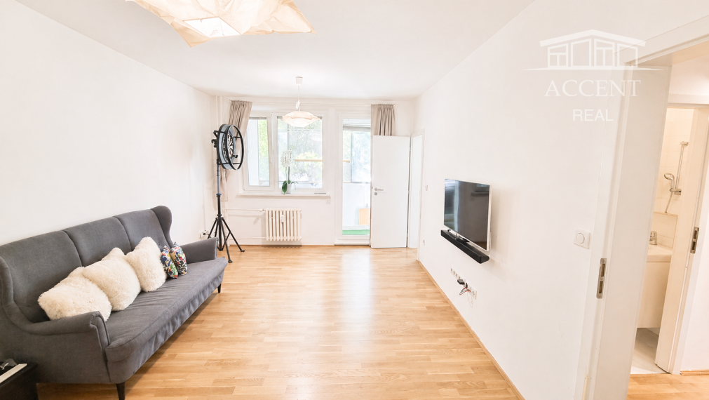 PREDAJ KOMPLETNE ZREKONŠTROVANÉHO 3 IZBOVÉHO BYTU S LÓGIOU A PIVNIČNOU KOBKOU V NÍZKOM PANELOVOM DOME S VÝŤAHOM