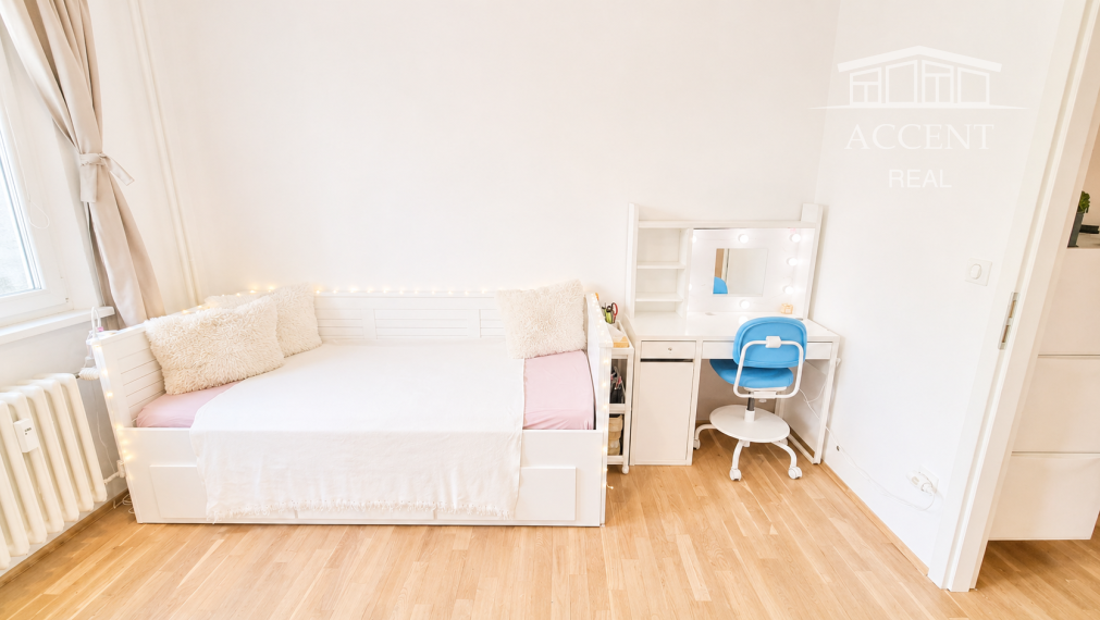 PREDAJ KOMPLETNE ZREKONŠTROVANÉHO 3 IZBOVÉHO BYTU S LÓGIOU A PIVNIČNOU KOBKOU V NÍZKOM PANELOVOM DOME S VÝŤAHOM