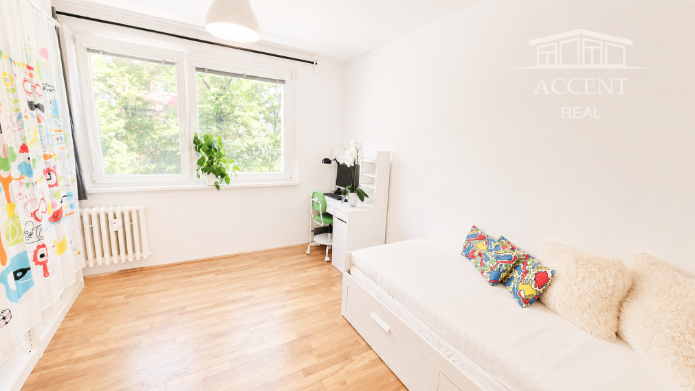 PREDAJ KOMPLETNE ZREKONŠTROVANÉHO 3 IZBOVÉHO BYTU S LÓGIOU A PIVNIČNOU KOBKOU V NÍZKOM PANELOVOM DOME S VÝŤAHOM