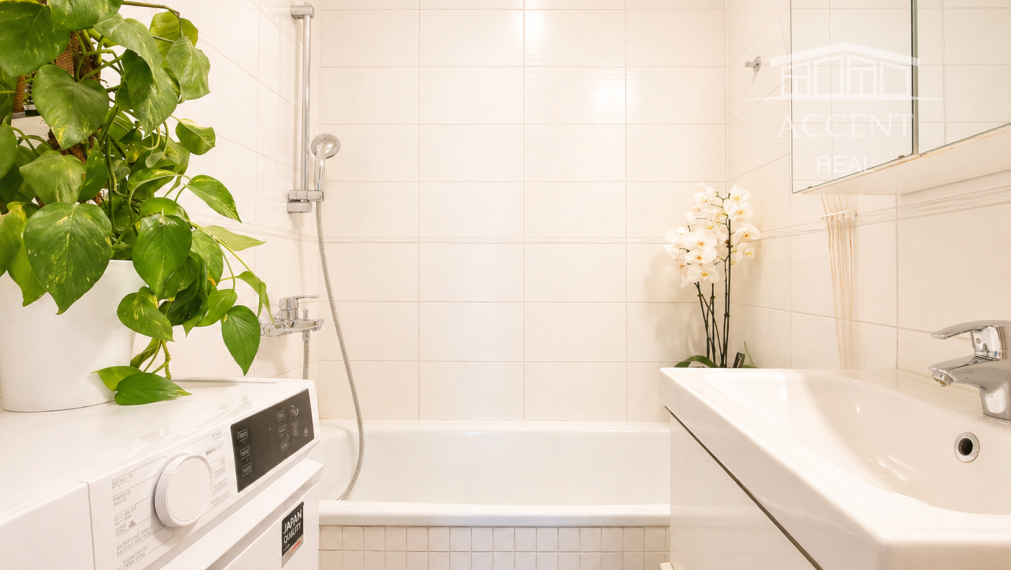 PREDAJ KOMPLETNE ZREKONŠTROVANÉHO 3 IZBOVÉHO BYTU S LÓGIOU A PIVNIČNOU KOBKOU V NÍZKOM PANELOVOM DOME S VÝŤAHOM