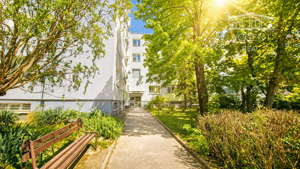 PREDAJ KOMPLETNE ZREKONŠTROVANÉHO 3 IZBOVÉHO BYTU S LÓGIOU A PIVNIČNOU KOBKOU V NÍZKOM PANELOVOM DOME S VÝŤAHOM