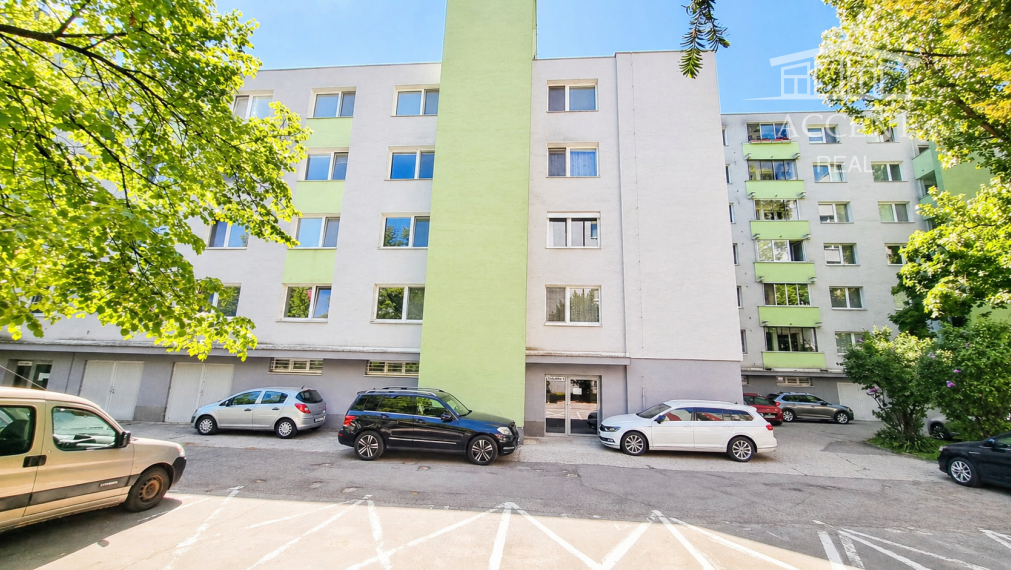 PREDAJ KOMPLETNE ZREKONŠTROVANÉHO 3 IZBOVÉHO BYTU S LÓGIOU A PIVNIČNOU KOBKOU V NÍZKOM PANELOVOM DOME S VÝŤAHOM