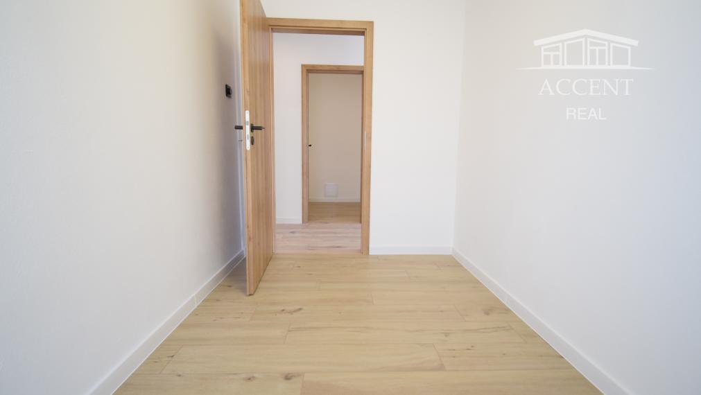 VEĽMI PEKNÝ, PRIESTRANNÝ 4-IZBOVÝ BUNGALOV(128M2) V NADŠTANDARDE AJ S KUCHYŇOU A SPOTREBIČMI,  POZEMOK 345M2, TERASA, EXT. ŽALÚZIE AJ PLOT V CENE