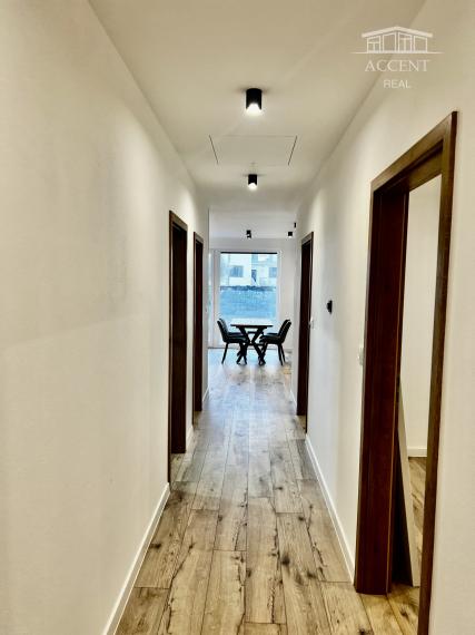 VEĽMI PEKNÝ, PRIESTRANNÝ 4-IZBOVÝ BUNGALOV(128M2) V NADŠTANDARDE AJ S KUCHYŇOU A SPOTREBIČMI,  POZEMOK 345M2, TERASA, EXT. ŽALÚZIE AJ PLOT V CENE