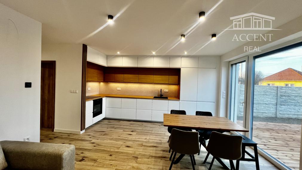 VEĽMI PEKNÝ, PRIESTRANNÝ 4-IZBOVÝ BUNGALOV(128M2) V NADŠTANDARDE AJ S KUCHYŇOU A SPOTREBIČMI,  POZEMOK 345M2, TERASA, EXT. ŽALÚZIE AJ PLOT V CENE