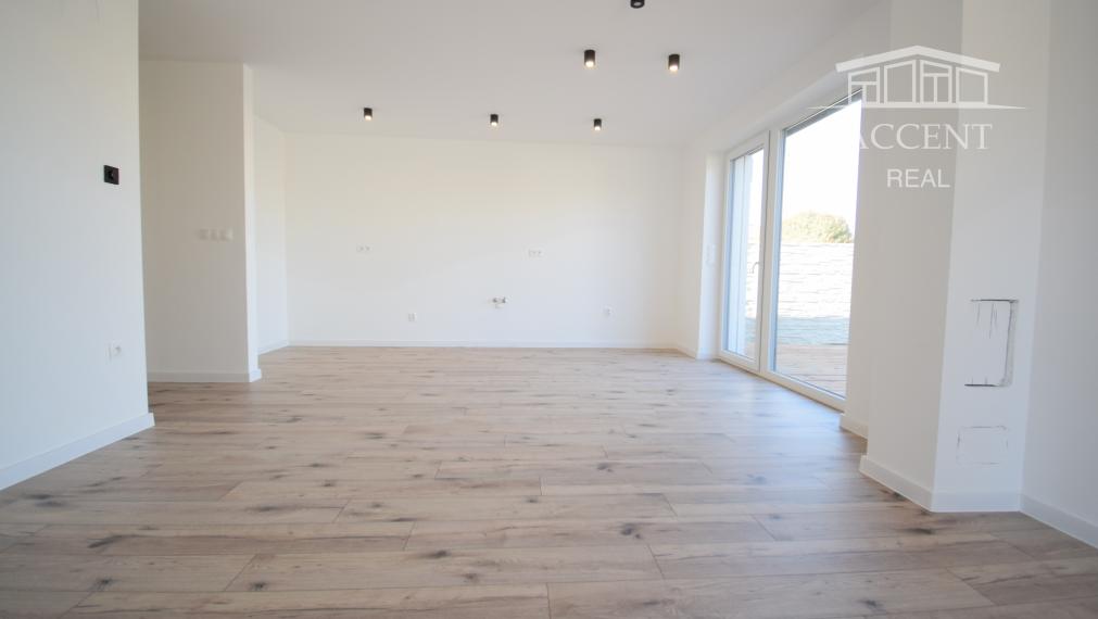 VEĽMI PEKNÝ,PRIESTRANNÝ 4-IZBOVÝ BUNGALOV(128M2)  V KVALITNOM ŠTANDARDE AJ S KUCHYŇOU (128M2), POZEMOK 403M2, TERASA AJ KOMPLET OPLOTENIE V CENE A ĎALŠIE BENEFITY