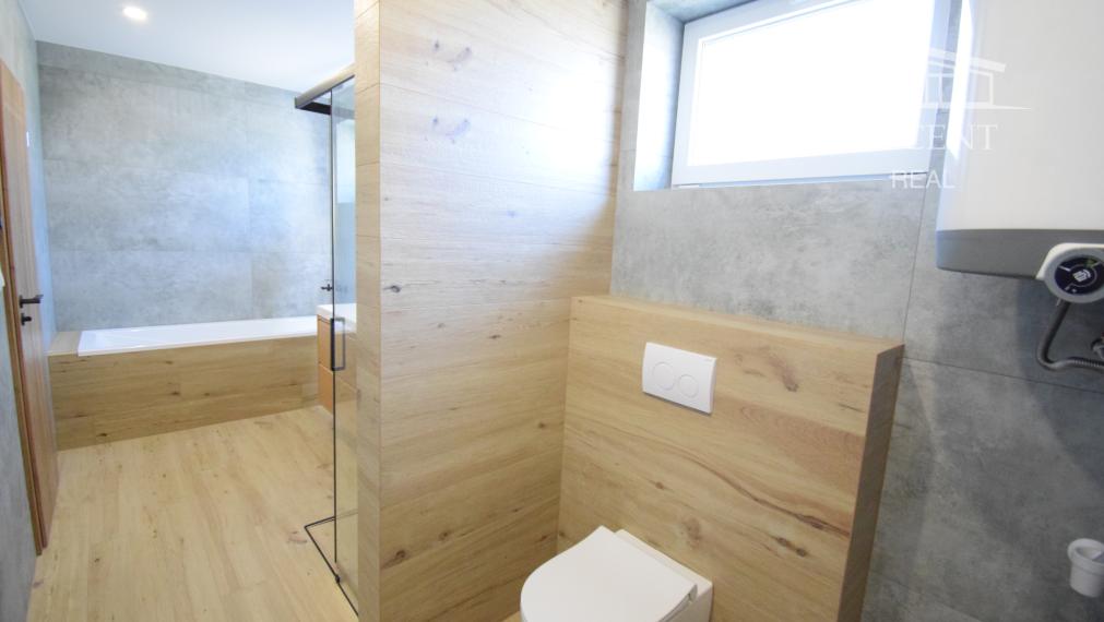 VEĽMI PEKNÝ,PRIESTRANNÝ 4-IZBOVÝ BUNGALOV(128M2)  V KVALITNOM ŠTANDARDE AJ S KUCHYŇOU (128M2), POZEMOK 403M2, TERASA AJ KOMPLET OPLOTENIE V CENE A ĎALŠIE BENEFITY